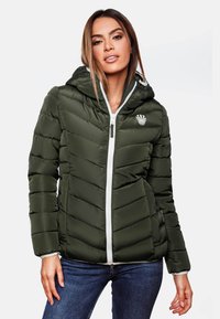 Groene pufferjack met een capuchon, voorzien van een chevronpatroon naadsteken en een witte rits. Beeldig met een logo op de linkerborst.