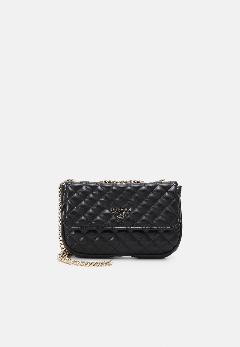 Bolso bandolera sintético negro acolchado con una cadena dorada y detalle de logo en la parte frontal. Forma rectangular compacta con cierre de solapa.