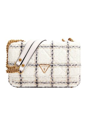 Sac à main en tweed blanc avec motif à grille noire, anse chaîne dorée avec cuir blanc, et logo triangulaire Guess sur le rabat avant.