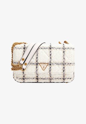 Sac à main en tweed blanc avec motif à grille noire, anse chaîne dorée avec cuir blanc, et logo triangulaire Guess sur le rabat avant.