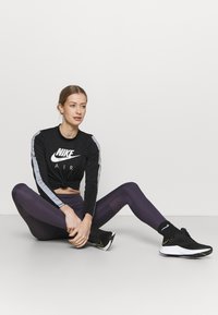 Nike Performance FAST - Leggings de corrida - dark raisin/silver