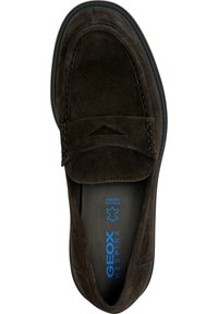 Mörkbruna mockaloafers med moccadesign, med stickade detaljer och en blå logotyp på innersulan. Platt gummisula för bra grepp.