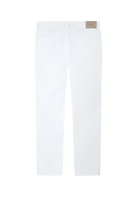 Weiße Jeans mit geradem Bein, Rückansicht, mit zwei Gesäßtaschen und einem braunen Hackett Markenetikett am Bund.