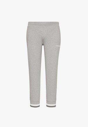 Pantaloni della tuta in cotone grigio con design aderente, polsini a righe in nero, bianco e grigio, e logo sull'anca sinistra.