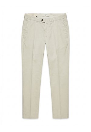 Pantaloni beige slim-fit con chiusura a bottoni, passanti per cintura, tasche anteriori e un look pulito e sartoriale.