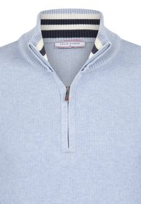 Hellblaues Halbzip-Sweatshirt mit strukturierter Strickdesign. Mit einem gerippten Kragen in Marineblau und Weiß. Markenlabel am Kragen sichtbar.