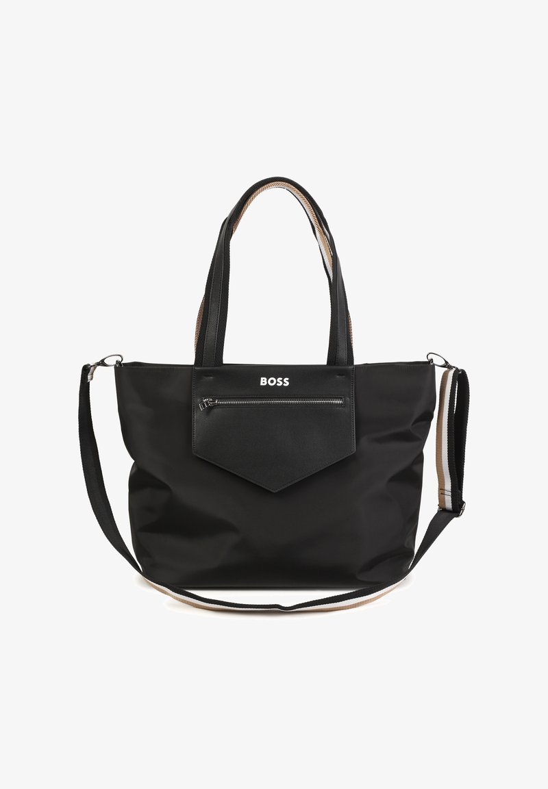 Zwarte tote bag met een gestructureerde nylon stof, een soepele leren voorvak, dubbele handvatten en een afneembare schouderriem.