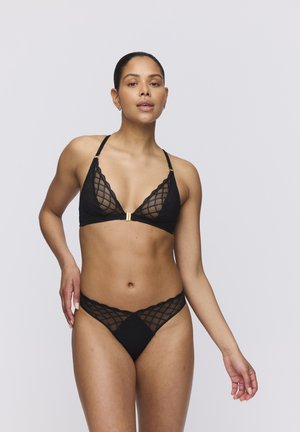 Zwart lingerieset met een driehoekige bralette met netoverlays en een gouden accent, gecombineerd met een bijpassende net-string, die een diamanten patroon laat zien.