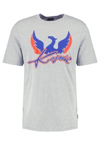 Camiseta gris de manga corta hecha de algodón, con un gráfico de un pájaro azul y rojo y el texto "Космиц" en letras negritas en el frente.