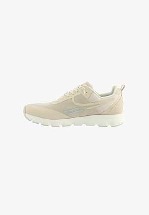 Beige Sport Schuhe aus Mesh und Wildleder, mit einer strukturierten Oberseite, flachen Schnürsenkeln und einer weißen Sohle mit Traktion.