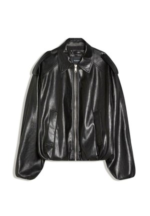 Sort læderjakke med en struktureret krave, lynlås foran og to sidelommer. Har en løs pasform og skulderaccents. Glat tekstur.