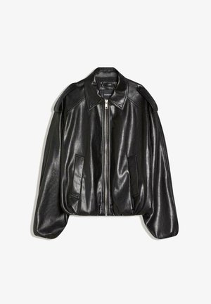 Geacă de piele neagră cu guler structurat, fermoar frontal și două buzunare laterale. Are croială lejeră și accente pe umeri. Textură netedă.