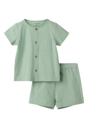 Mintgroen hemd voor peuters met korte mouwen, knopen, borstzakje en bijpassende korte broek met elastische taille.