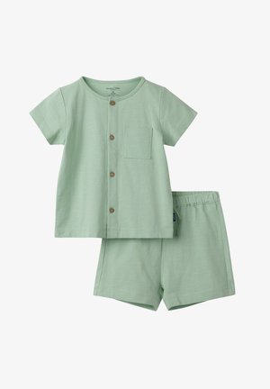 Kortærmet mintgrøn skjorte til småbørn med knapper og brystlomme samt matchende shorts med elastik i taljen.