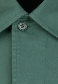 Groene button-up shirt met een klassieke kraag, enkele knoopsluiting en textuurstof met zichtbare naden.