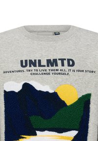 Felpa grigia con la scritta "UNLMTD" e un testo motivazionale sopra un design ricamato che rappresenta un paesaggio di montagna, sole e fiume.