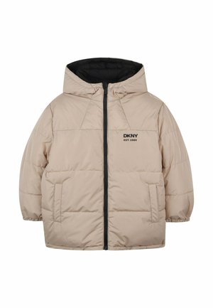 Chaqueta beige acolchada con capucha, cremallera negra, puños elásticos, dos bolsillos delanteros y logotipo de DKNY con "EST. 1989" en el pecho.