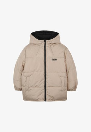 Chaqueta beige acolchada con capucha, cremallera negra, puños elásticos, dos bolsillos delanteros y logotipo de DKNY con "EST. 1989" en el pecho.