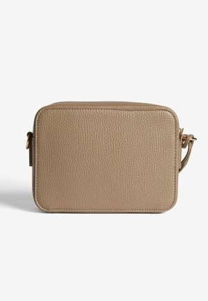 Beige læder crossbody taske med tekstureret overflade, rektangulær form, top lynlås og justerbar strop på siden.