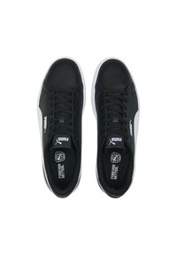 Chaussures de sport noires avec bout arrondi, tige en tissu, semelle blanche contrastante et lacets. Présentent le logo Puma et le slogan "FOREVER BETTER" à l'intérieur.