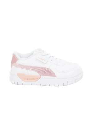 Scarpa da ginnastica Puma bianca con strisce rosa chiaro, cinturino in velcro e suola spessa, mostrata di lato su sfondo bianco.