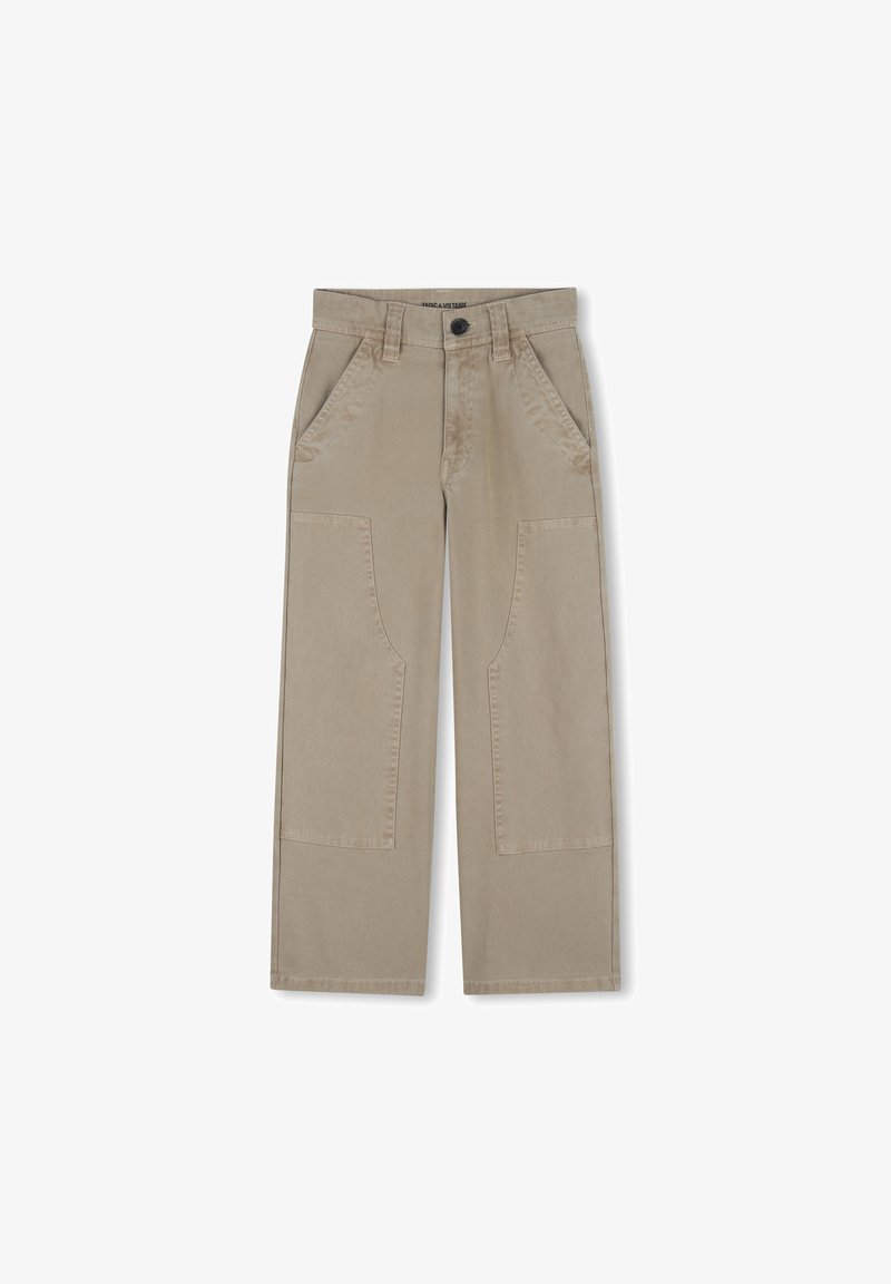 Pantalon beige à jambes larges en coton avec deux poches avant et deux grandes poches plaquées. Taille plate avec une fermeture à bouton unique.
