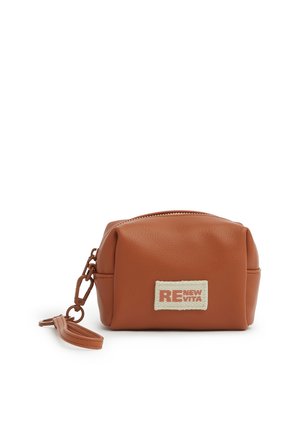 Piccola pochette in pelle marrone con cerniera, cinturino da polso staccabile e toppa in stoffa con la scritta "RE NEW VITA" sul davanti.