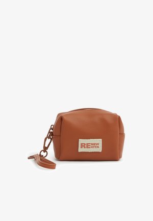 Piccola pochette in pelle marrone con cerniera, cinturino da polso staccabile e toppa in stoffa con la scritta "RE NEW VITA" sul davanti.