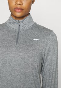 Nike Performance SWIFT - Top dugih rukava - smoke grey