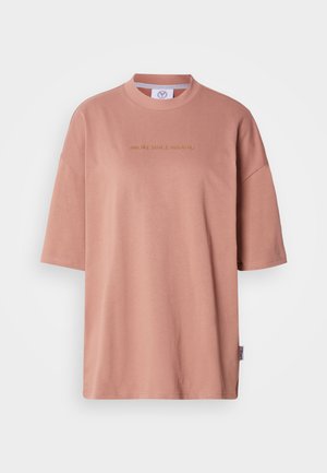 Ülerõivuline roosakas-lillakas roosa T-särk, mis on valmistatud pehmest puuvillast, lühikeste varrukate ja ümara kaelusega. Esiküljel kuldse kirjaga "BROKE SINCE MILANO".