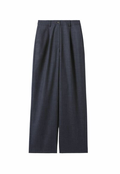 Pantalones de pierna ancha azul oscuro con una tela texturizada, que presentan un cierre de botón y un detalle de pliegues en la parte frontal. Diseño casual y de corte holgado.