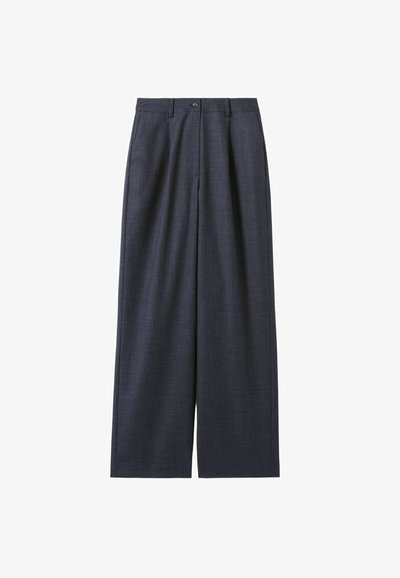 Pantalones de pierna ancha azul oscuro con una tela texturizada, que presentan un cierre de botón y un detalle de pliegues en la parte frontal. Diseño casual y de corte holgado.
