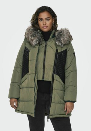 Manteau rembourré vert olive avec un col en fausse fourrure, accents en noir matelassé, fermeture éclair à l'avant et poches latérales. Doté de manches longues et d'une coupe décontractée.
