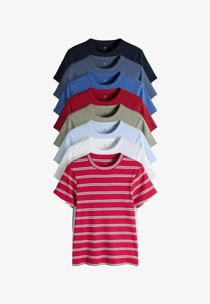 Set med åtta t-shirts i olika färger. Inkluderar en röd randig tröja med rund hals, korta ärmar, bomullsmaterial och strukturerad yta.