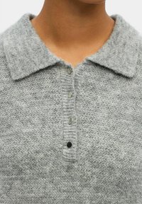 Grauer gestrickter Pullover mit flachem Kragen und fünf Metallknöpfen auf der Vorderseite. Die Textur weist ein Fischgrätenmuster auf.