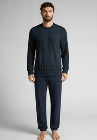 Námořnická kostkovaná mikina s dlouhým rukávem a žebrovanými manžetami, spárovaná s odpovídajícími námořnickými tepláky s elastickým pasem a manžetami.