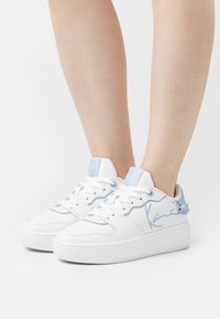 Karl Kani Matalavartiset tennarit - white