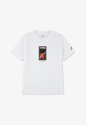 Tricou alb cu mânecă scurtă, cu grafică de carte de schimb baschet cu Michael Jordan în uniformă roșie pe piept, logo Jordan pe mâneca stângă.