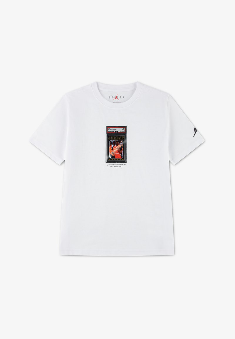 T-shirt blanc à manches courtes avec un graphique de carte à collectionner de basketball représentant Michael Jordan en uniforme rouge sur la poitrine, logo Jordan sur la manche gauche.