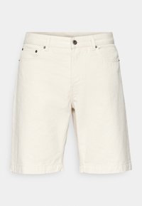 Shorts beige clair en coton, présentant une coupe droite, cinq poches et une fermeture à bouton. Texture subtile avec des ourlets retroussés.