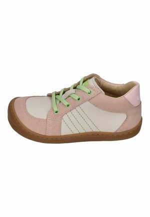 Low-Top-Sneaker mit hellrosa Wildleder und weißen Lederpaneelen, grünen Schnürsenkeln, grünen Ziernähten und brauner Gummisohle.