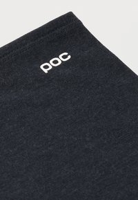 Zwarte katoenen stof met een gladde textuur en omzoomde rand, voorzien van een witte "poc"-logo. Het ontwerp is minimalistisch en modern.