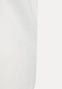 Biała bawełniana koszulka z gładką fakturą, prostym krojem i krótkimi rękawami. Posiada minimalne szwy i brak widocznych wzorów lub ozdób.