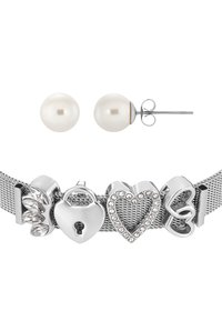 Bracciale in rete argentata con charm decorativi: una serratura a chiave, forme a cuore e dettagli in cristallo. Due orecchini a perla completano il set.