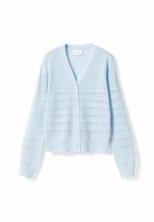 Jasnoniebieski, zapinany na guziki sweter dzianinowy z fakturowanymi wzorami o otwartym ściegu i długimi rękawami, rozłożony na płasko na białym tle.