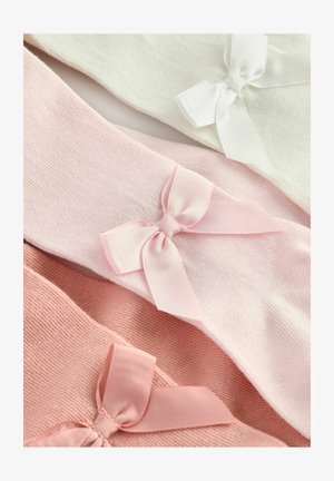 Drei Paar gestrickte Socken in zartem Pink, blassem Pink und Weiß, jeweils mit einer Satinschleife verziert. Weiche Textur, schlichtes Design.