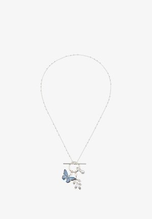 Collana d'argento con un ciondolo a forma di farfalla, accento a foglia e perla. La catena presenta piccoli anelli con un fermaglio a togliere. Dettagli in smalto blu sulla farfalla.