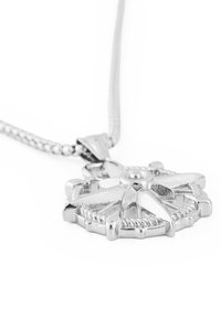 Pendentif en argent en forme d'étoile avec des détails texturés, monté sur une fine chaîne. Présente des accents polis et un élément central en relief.