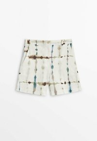 Shorts blancs avec un motif tie-dye en nuances de bleu, vert et marron. Confectionnés en tissu léger avec poches avant et fermeture à boutons.