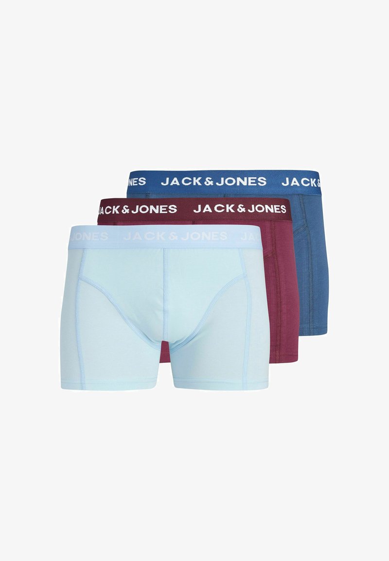 Trois paires de boxers pour hommes en bleu clair, bordeaux et bleu, chacun avec une ceinture élastique de marque Jack & Jones.